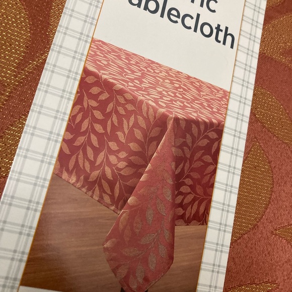 NWT Leaf Shimmer Imprint Classy Fabric Table Cloth - Picture 5 of 10